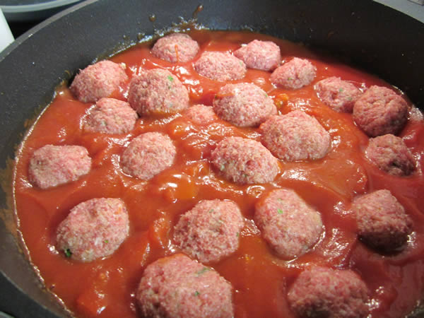 Hackfleischbällchen in Tomatensoße – Bilder und Rezept auf Tinas Küche